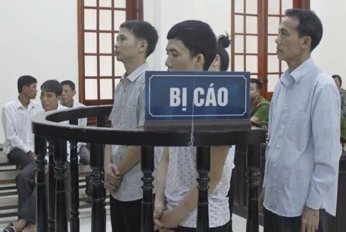 Bốn bị cáo đứng trước vành móng ngựa tại phiên tòa sơ thẩm.